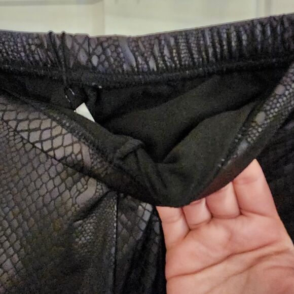 Plush Cozy Comfy Loungewear Leggings Pants Snake Print Size Small - Picture 9 of 9
